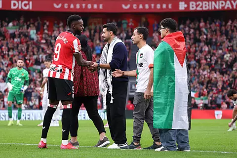 لقطة إنسانية.. أتلتيك بيلباو يدعم القضية الفلسطينية بتكريم اللاجئين